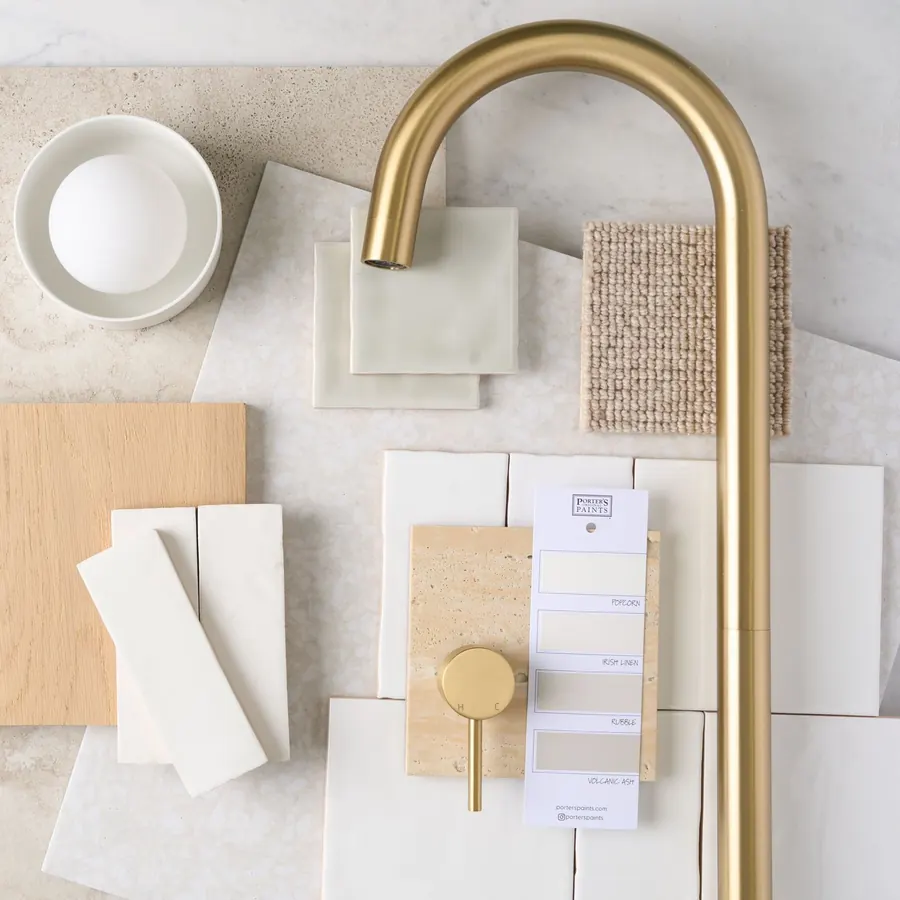 Coastal look: light tiles, brushed brass and timber
